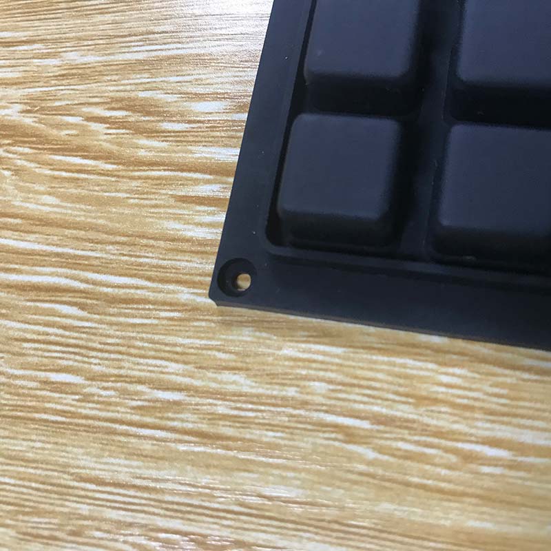 設計定位孔來固定硅膠按鍵